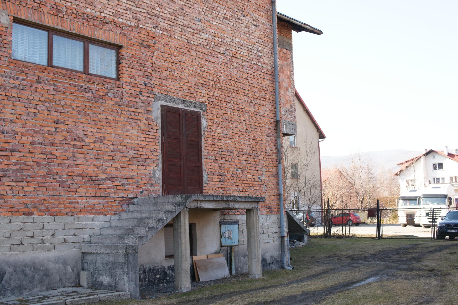 Widok od strony bocznej z wjazdem