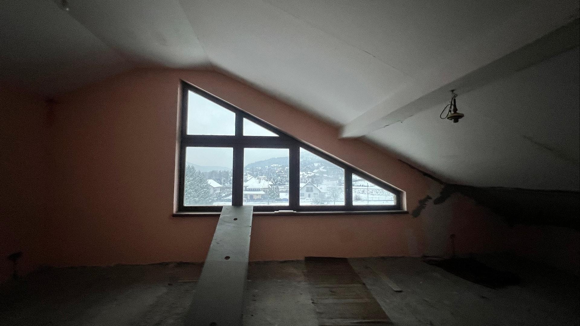 Mieszkanie częściowo wykończone — przestrzeń pokoju